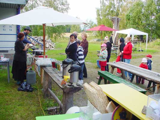 pancakes are very attractive for visitors of the taidekirppujen yö