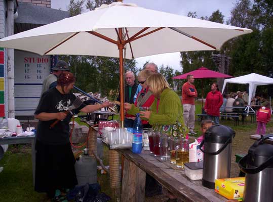 The darkness is part of the atmosphere during the annual taidekirppujen yö