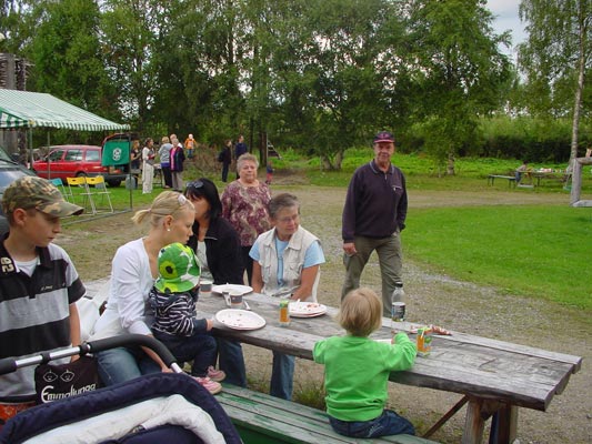 the taidekirppujen yö is a meeting point at the end of the summer.