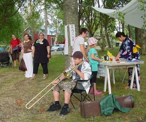 Calligraphy is one of the workshops during the taidekirppujen yö.