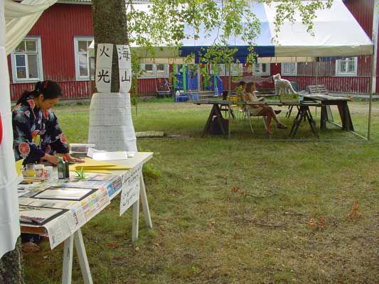 With the start of the evening the yard is empty and artists have prepared their stand.